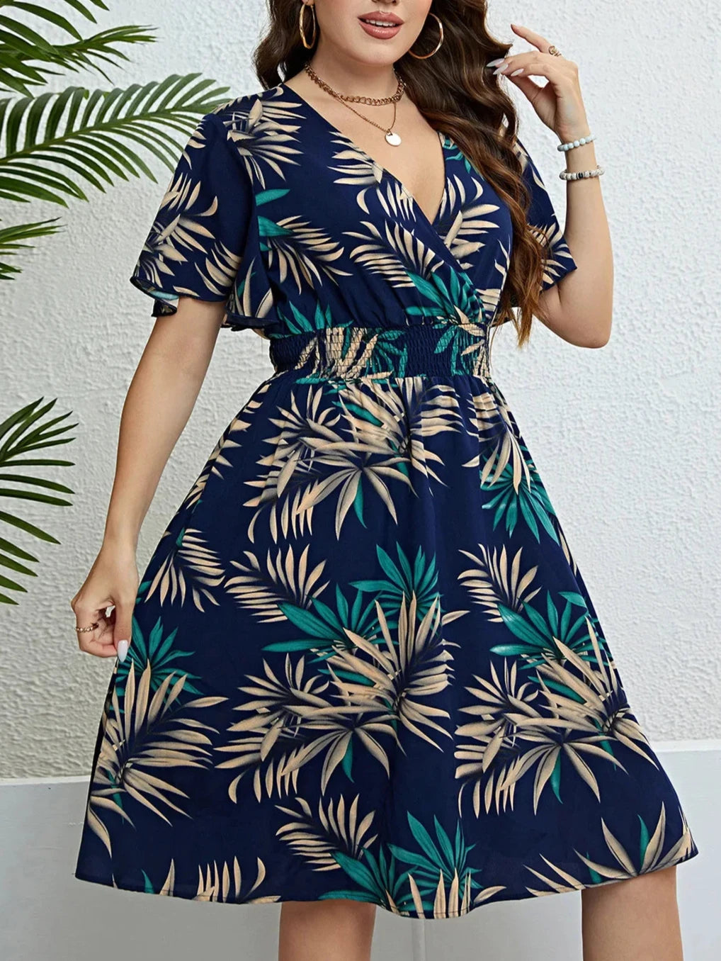 Vestido Feminino Floral Plus Size com Decote em V e Mangas Curtas