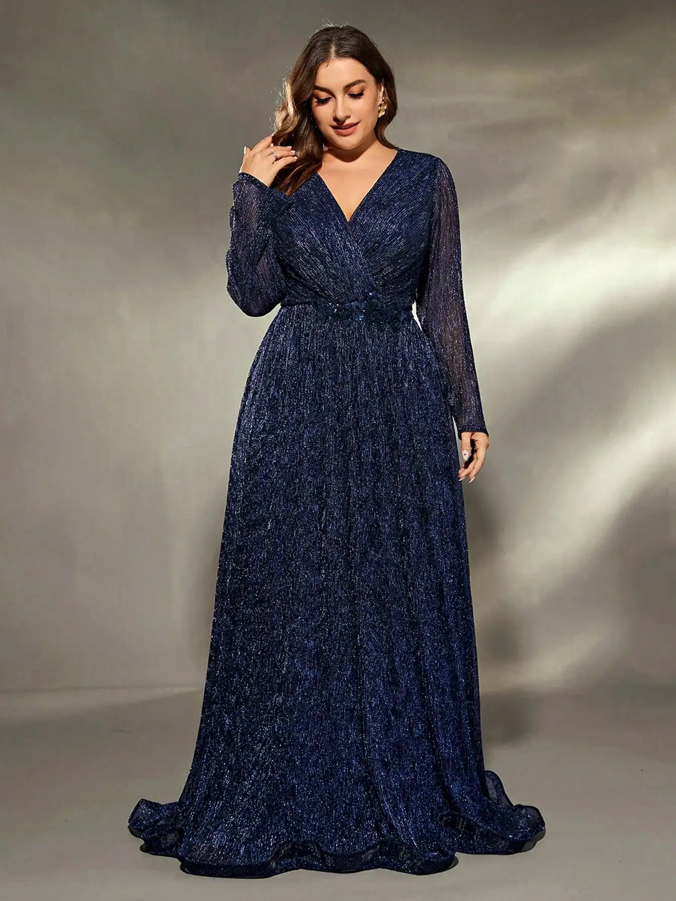 Vestido de Noite com Lantejoulas e Decote em V
