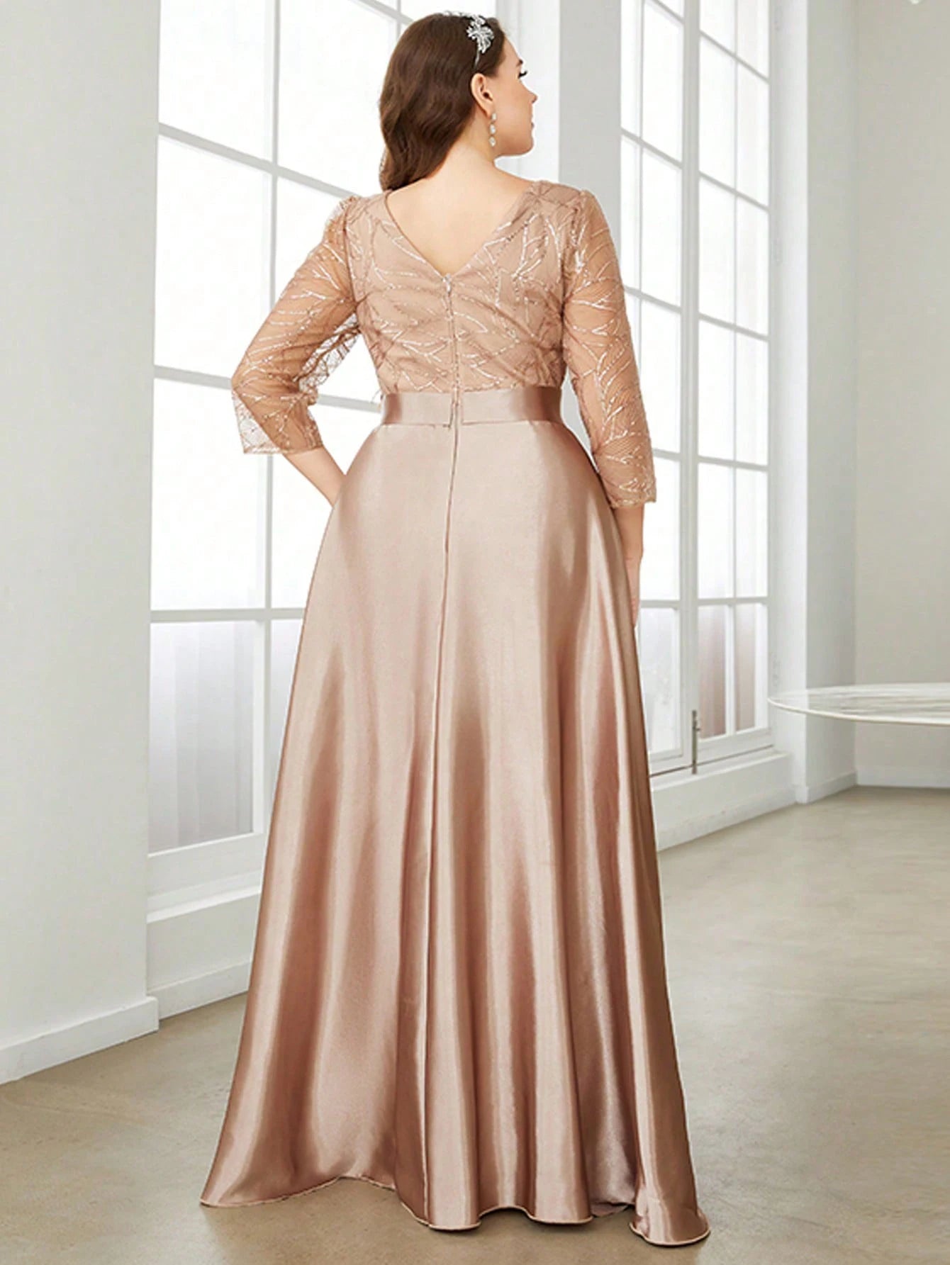 Vestido Longo de Cetim com Gola Redonda e Manga Longa