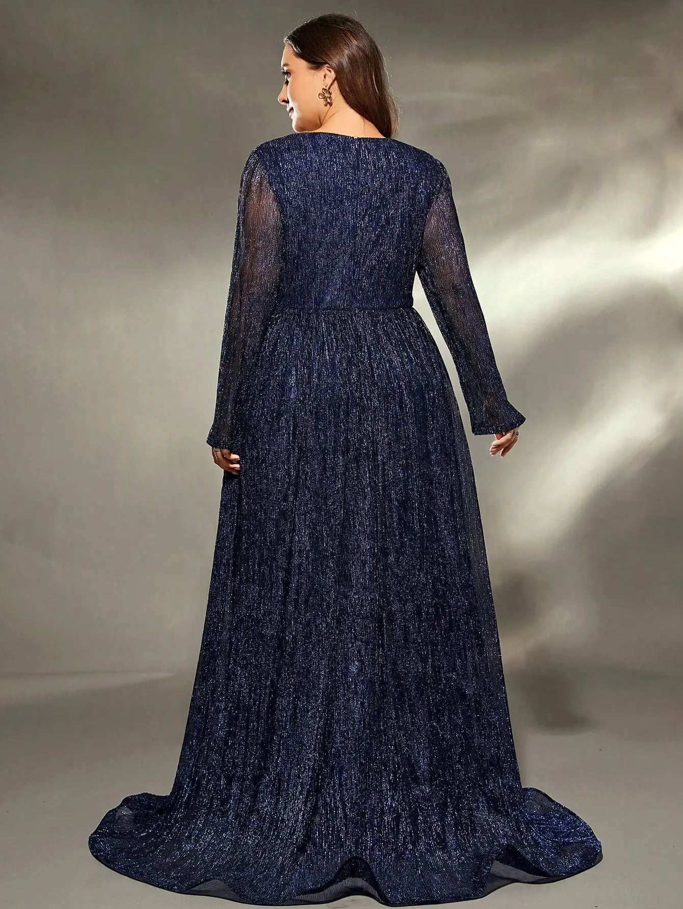 Vestido de Noite com Lantejoulas e Decote em V