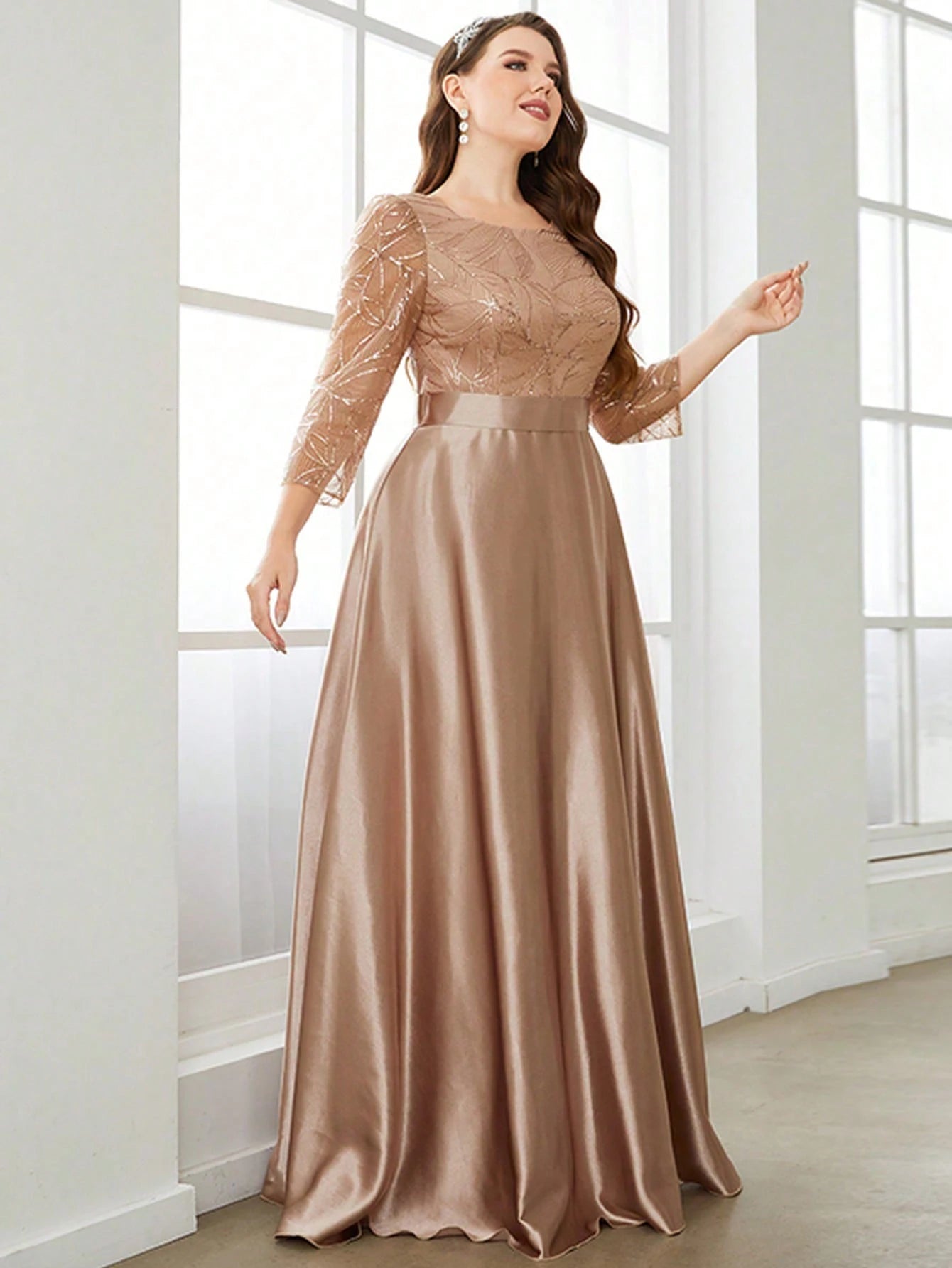 Vestido Longo de Cetim com Gola Redonda e Manga Longa