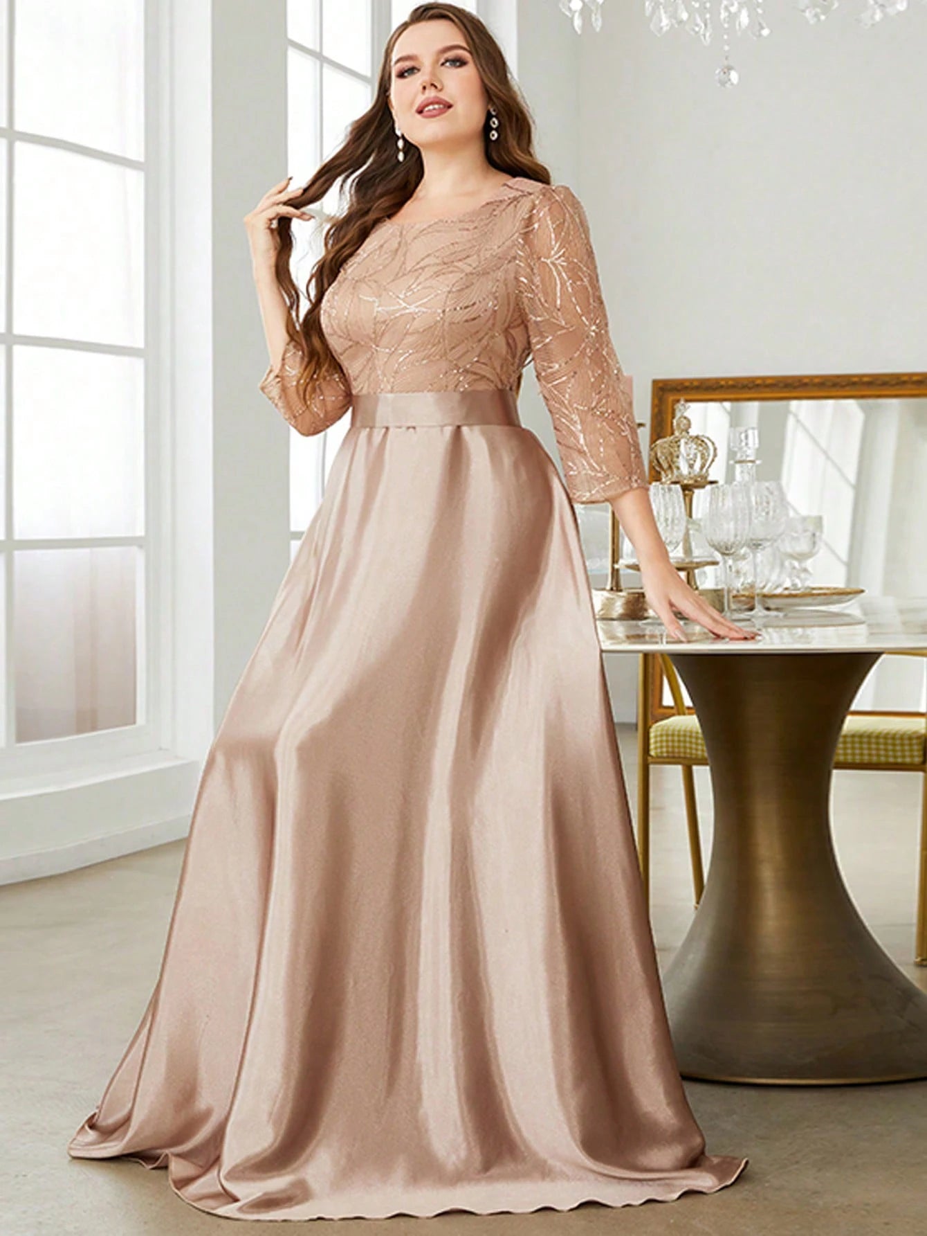Vestido Longo de Cetim com Gola Redonda e Manga Longa