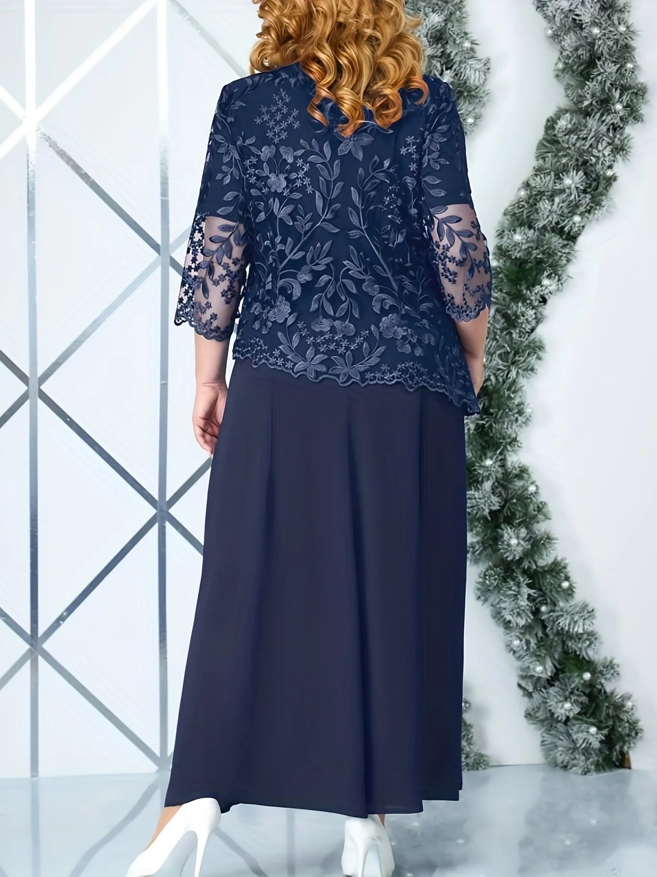 Vestido de Cocktail Feminino Slim Fit com Bordado em Renda