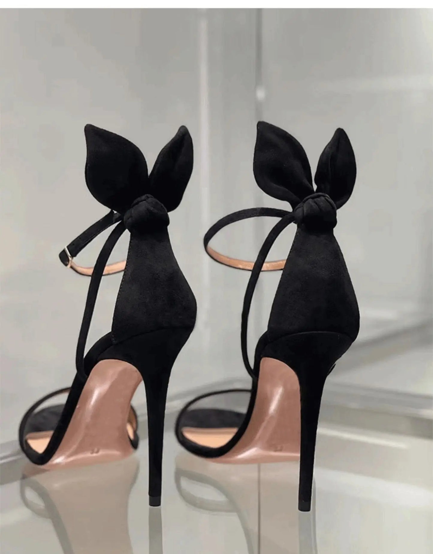 Sandálias Femininas Pretas com Detalhe de Coelhinho