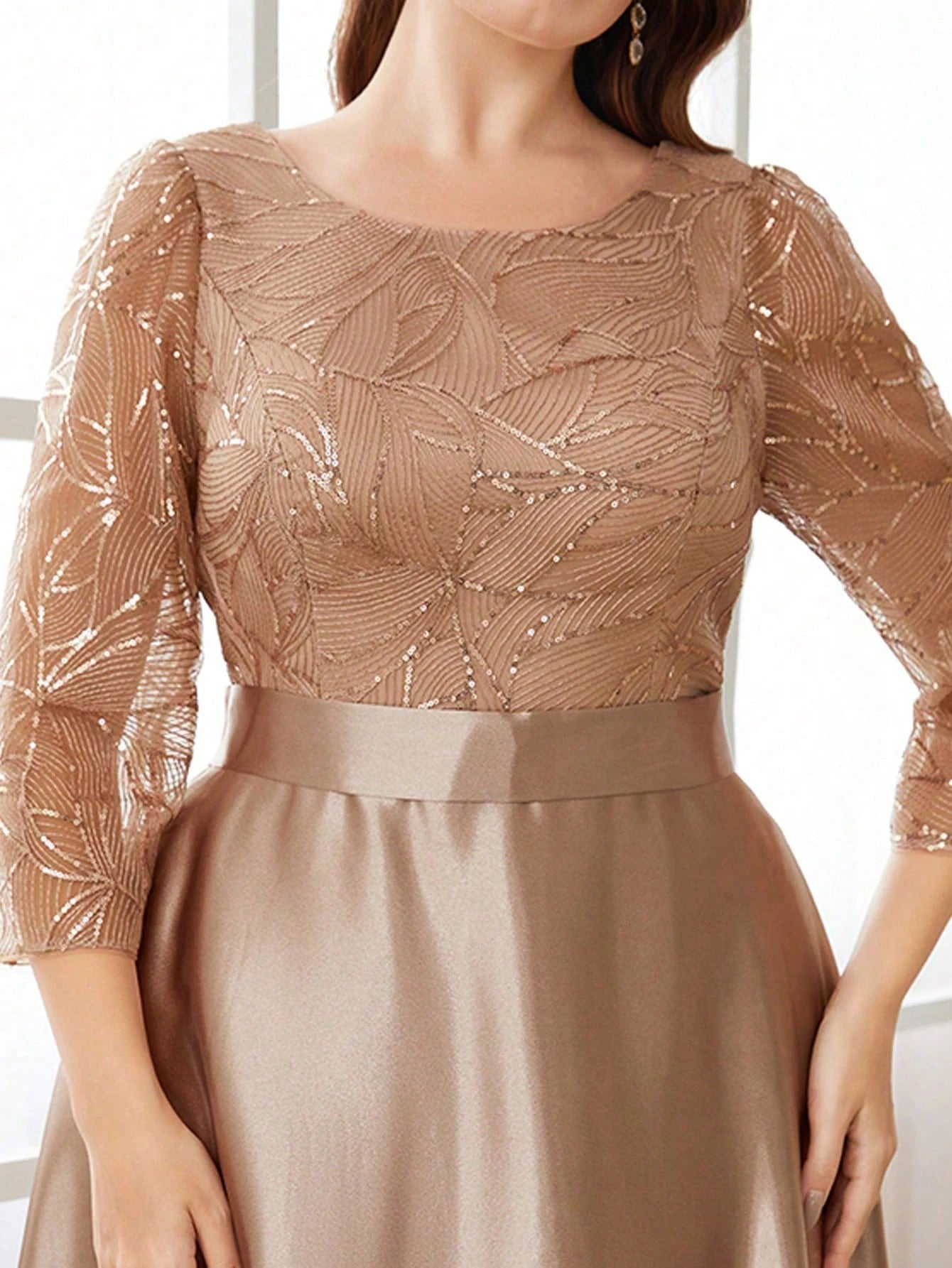 Vestido Longo de Cetim com Gola Redonda e Manga Longa