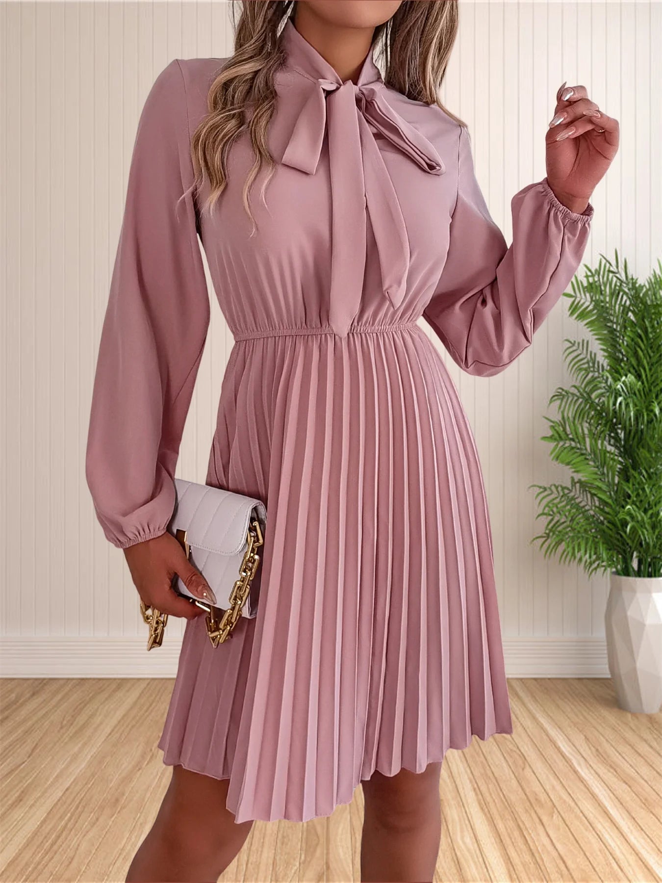 Vestido Feminino Longo de Manga Comprida com Decote V