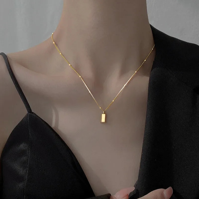 Colar Pendente Dourado Elegante
