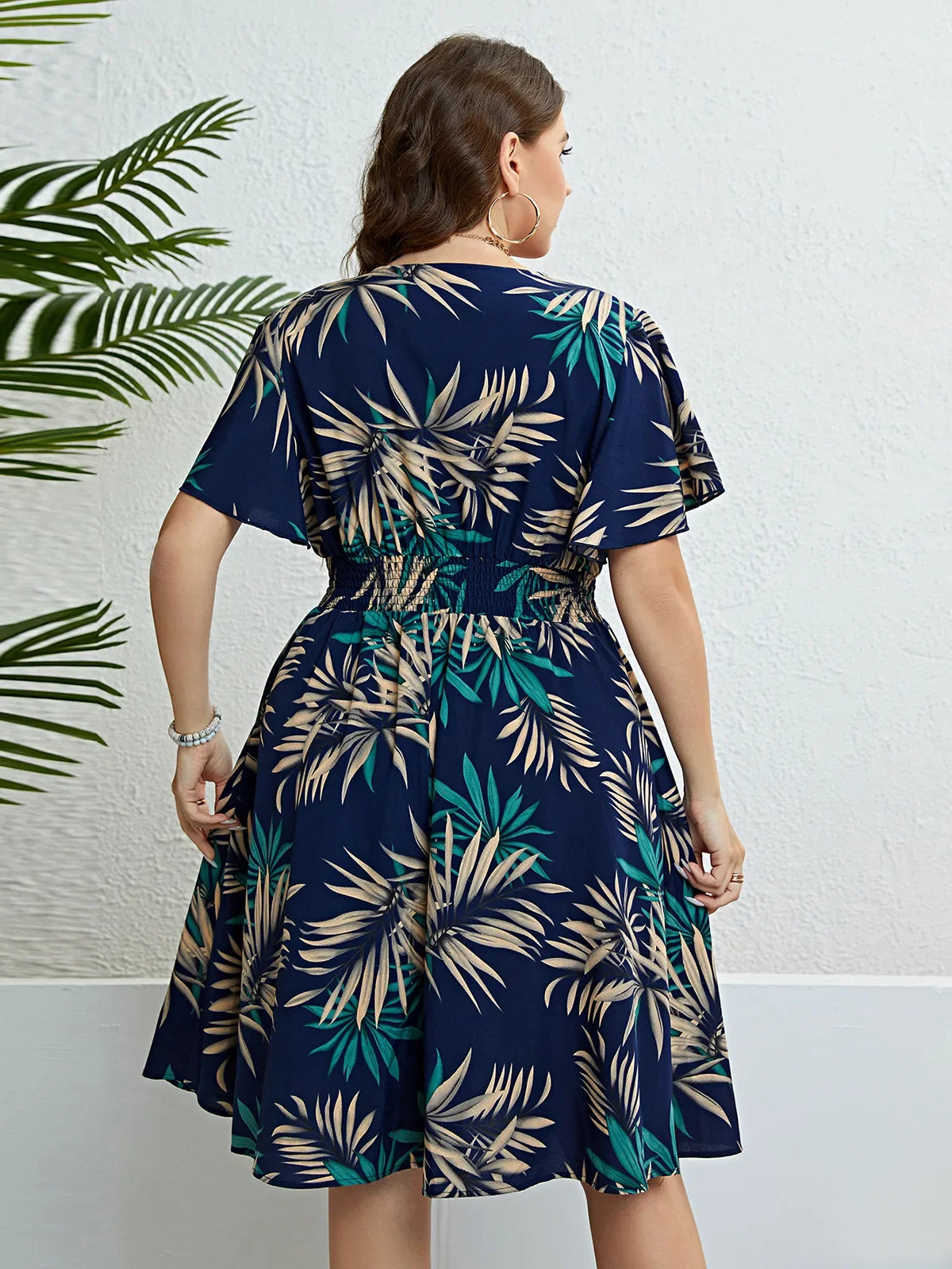 Vestido Feminino Floral Plus Size com Decote em V e Mangas Curtas
