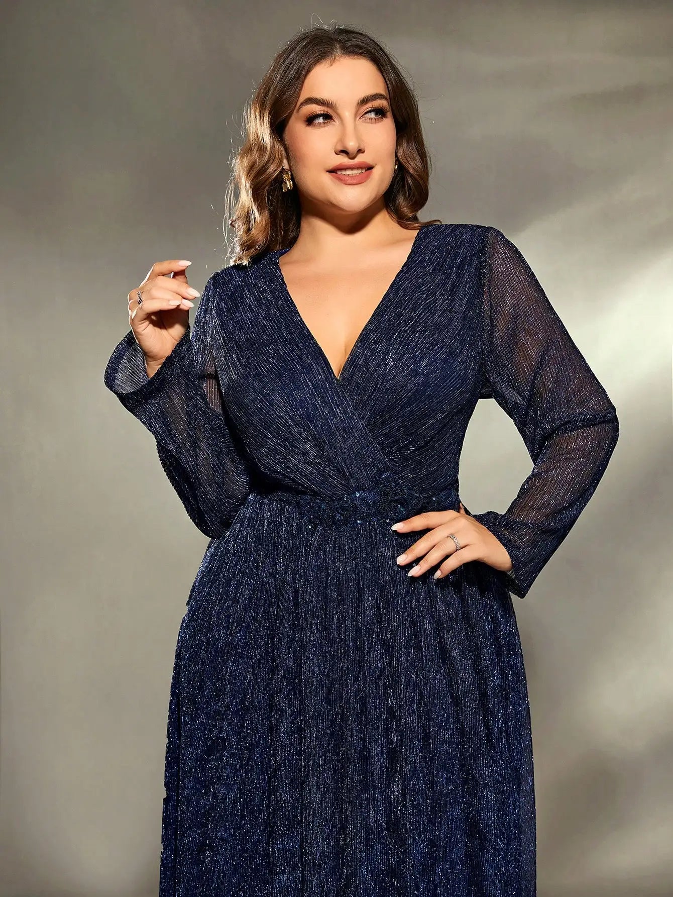 Vestido de Noite com Lantejoulas e Decote em V