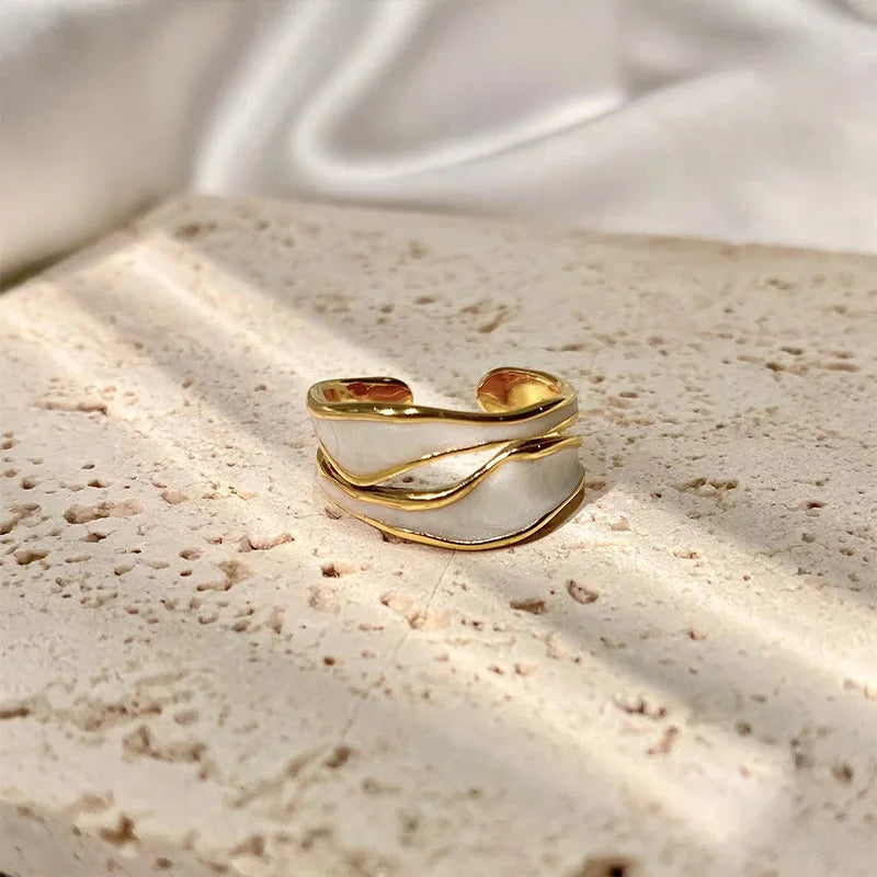 Anel Dourado Retro Luxo