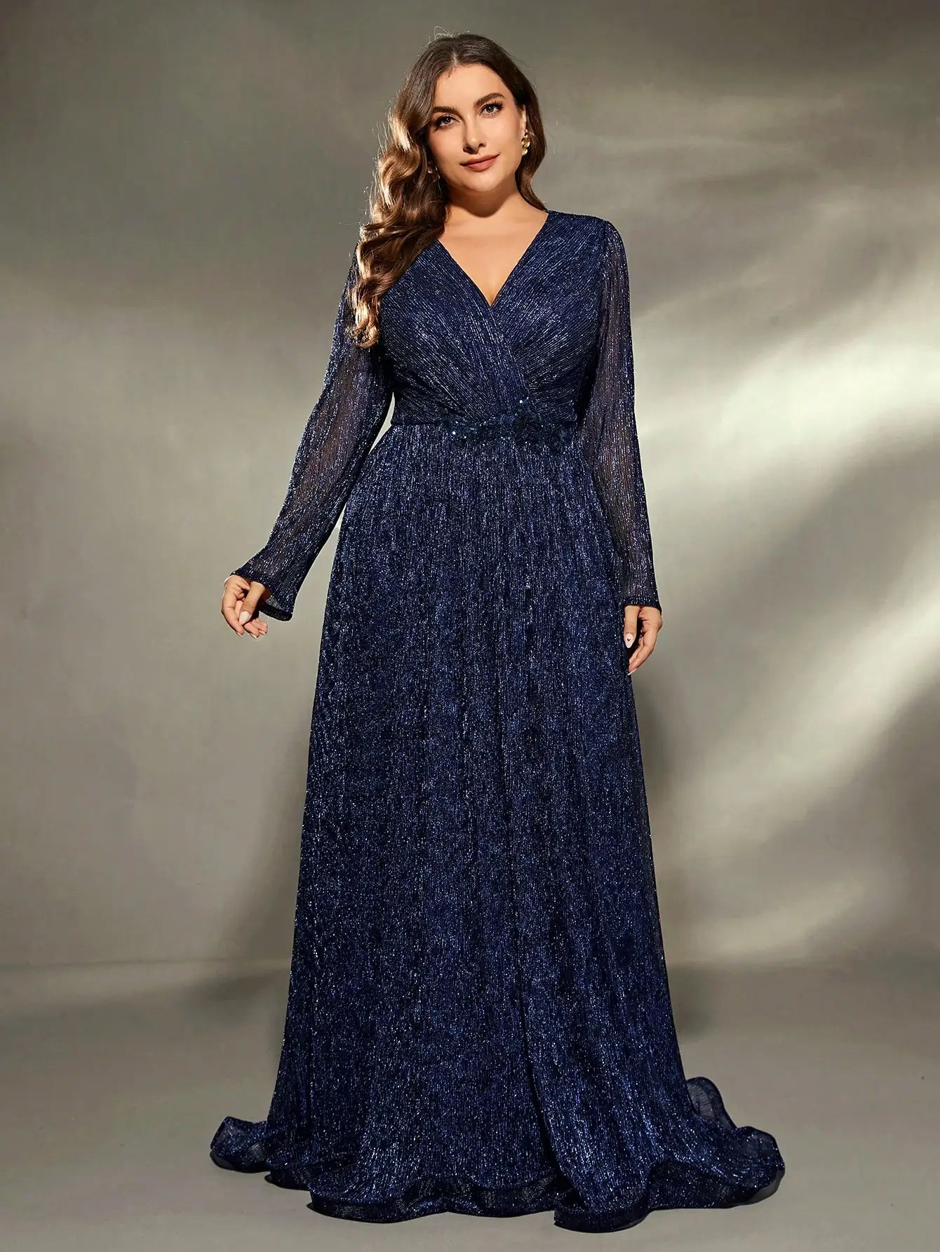 Vestido de Noite com Lantejoulas e Decote em V