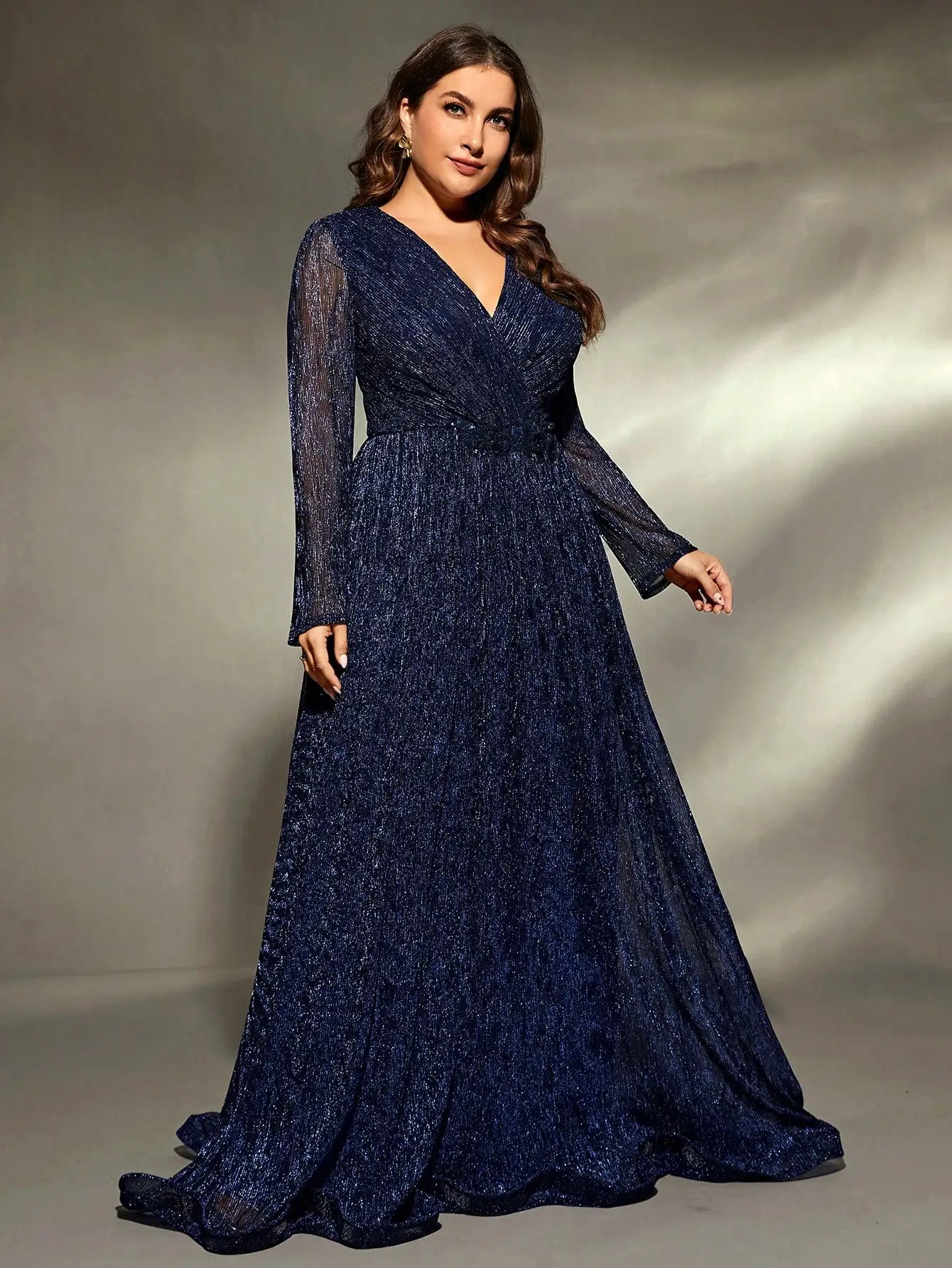 Vestido de Noite com Lantejoulas e Decote em V
