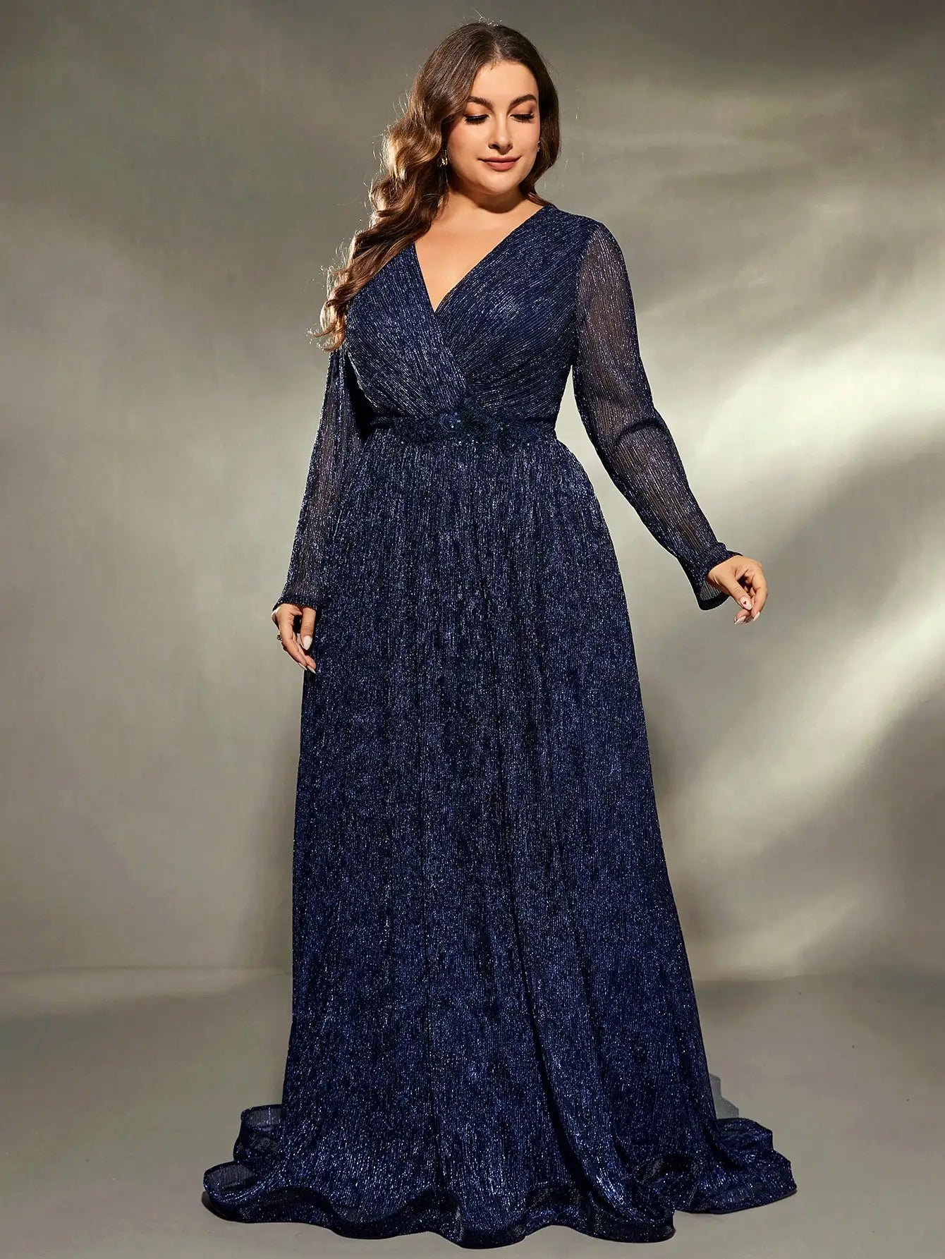 Vestido de Noite com Lantejoulas e Decote em V