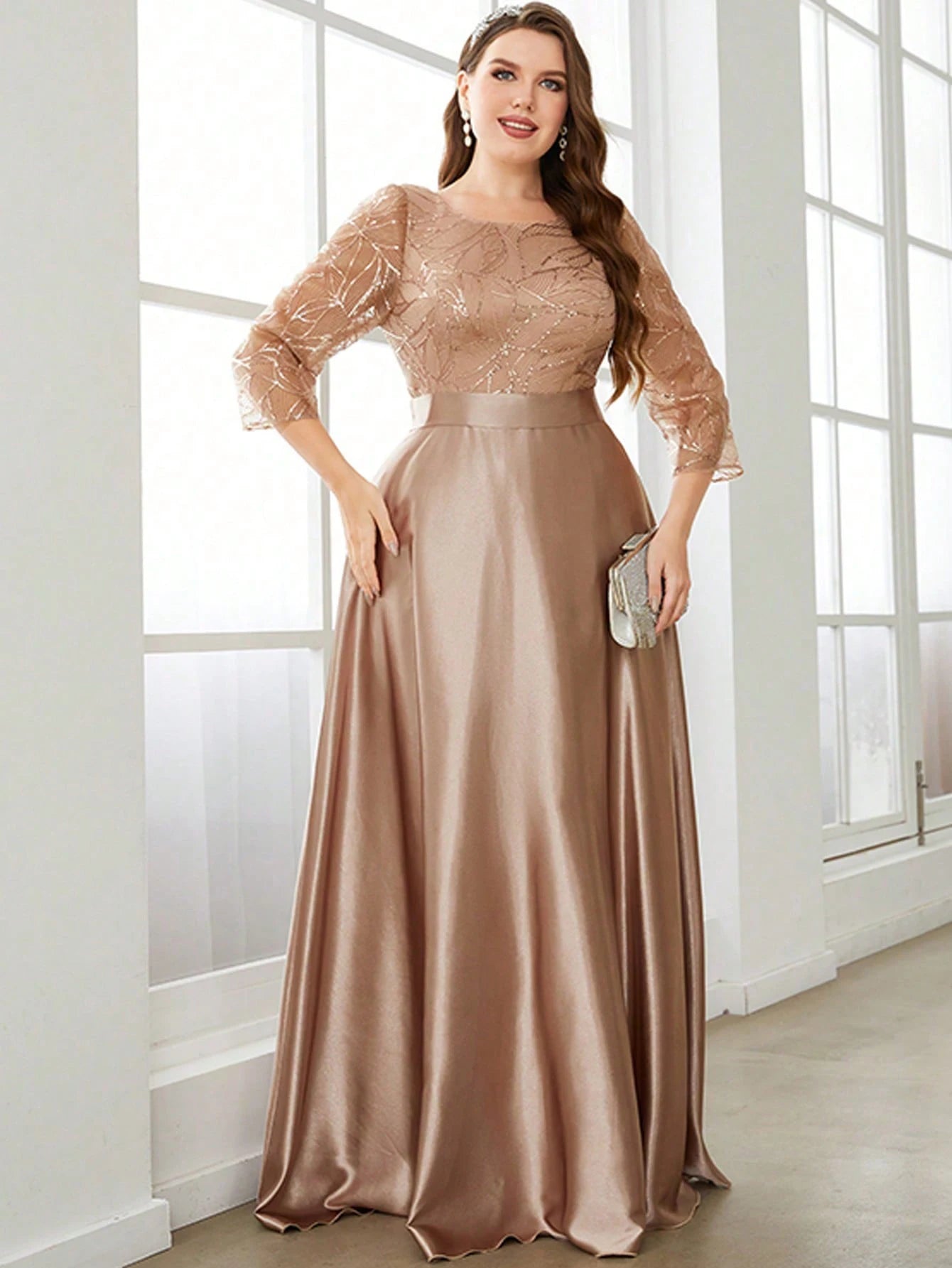 Vestido Longo de Cetim com Gola Redonda e Manga Longa