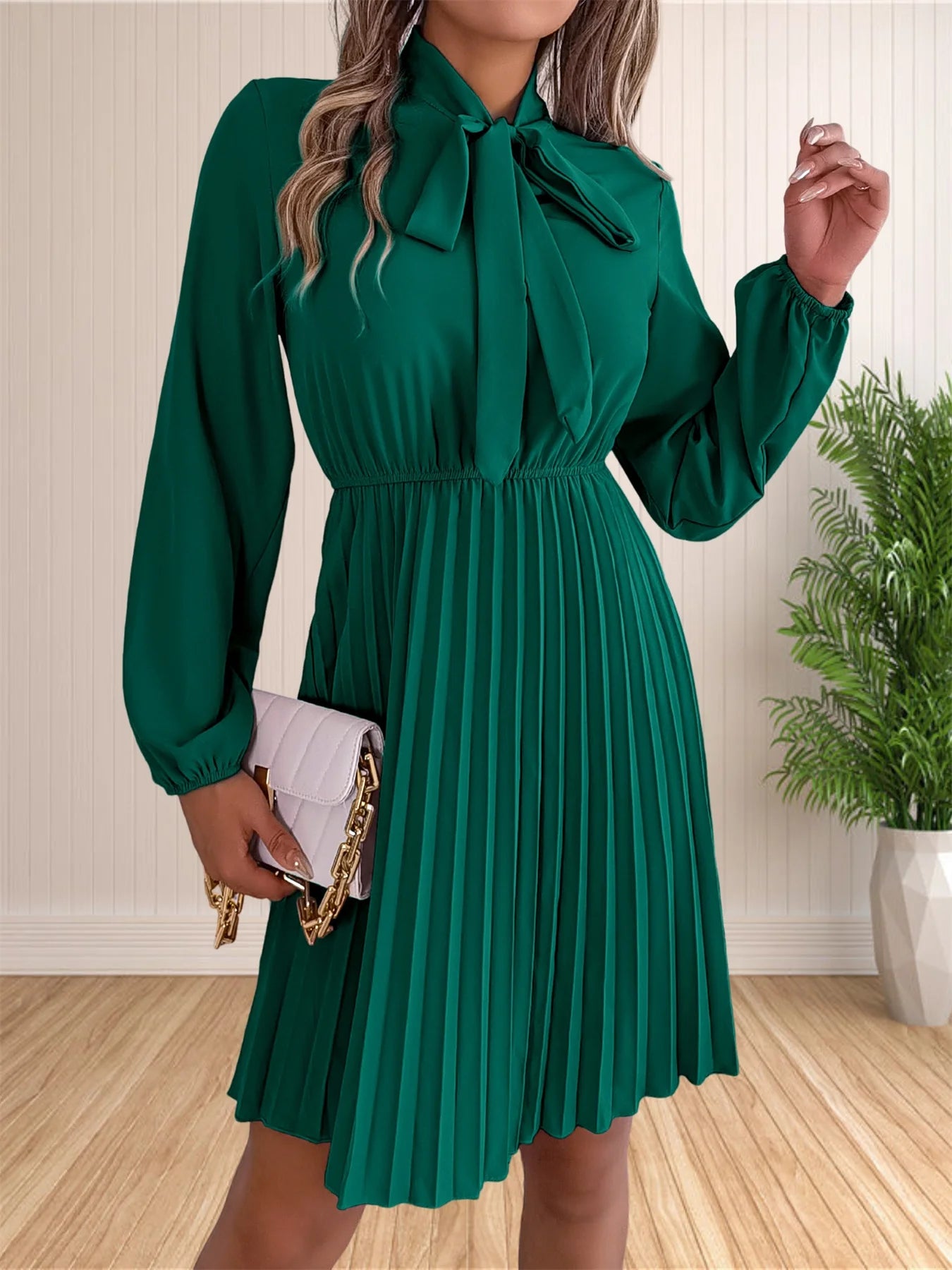 Vestido Feminino Longo de Manga Comprida com Decote V