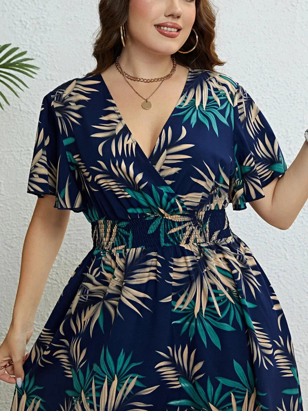 Vestido Feminino Floral Plus Size com Decote em V e Mangas Curtas