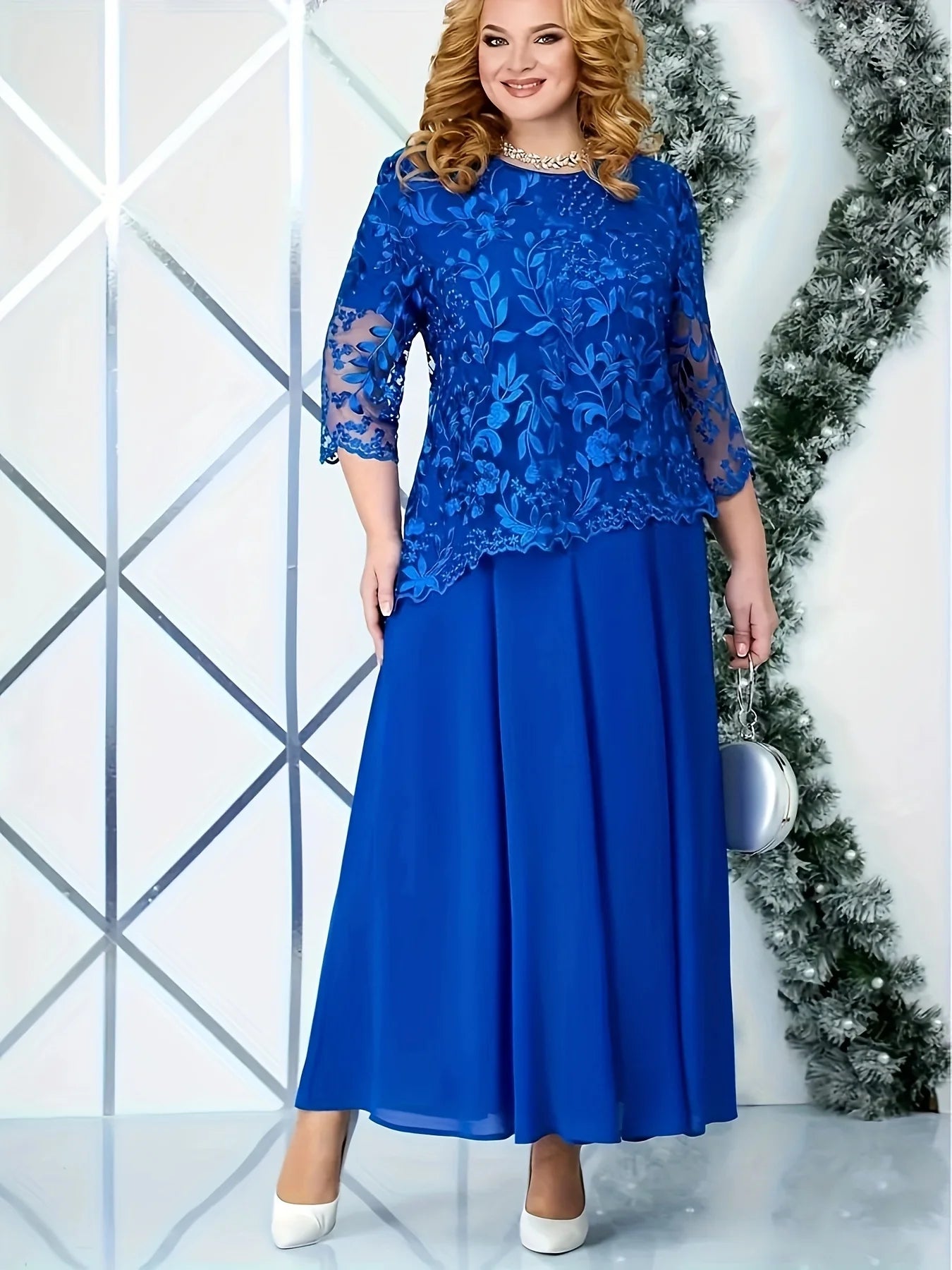 Vestido de Cocktail Feminino Slim Fit com Bordado em Renda