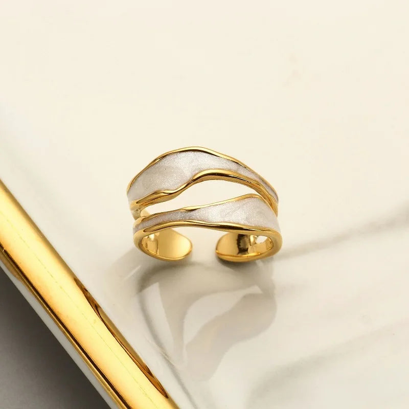 Anel Dourado Retro Luxo