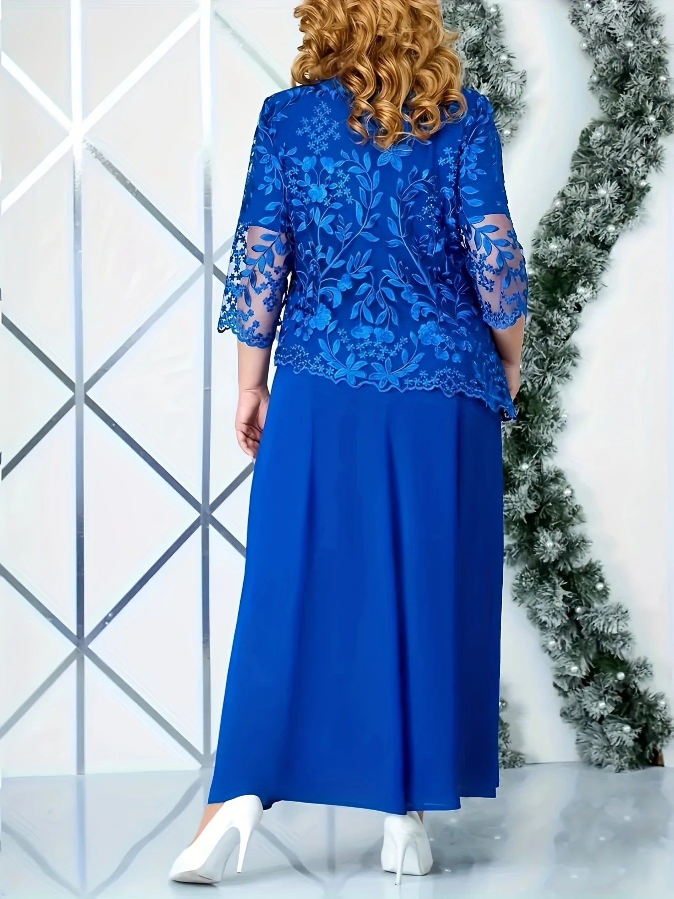 Vestido de Cocktail Feminino Slim Fit com Bordado em Renda