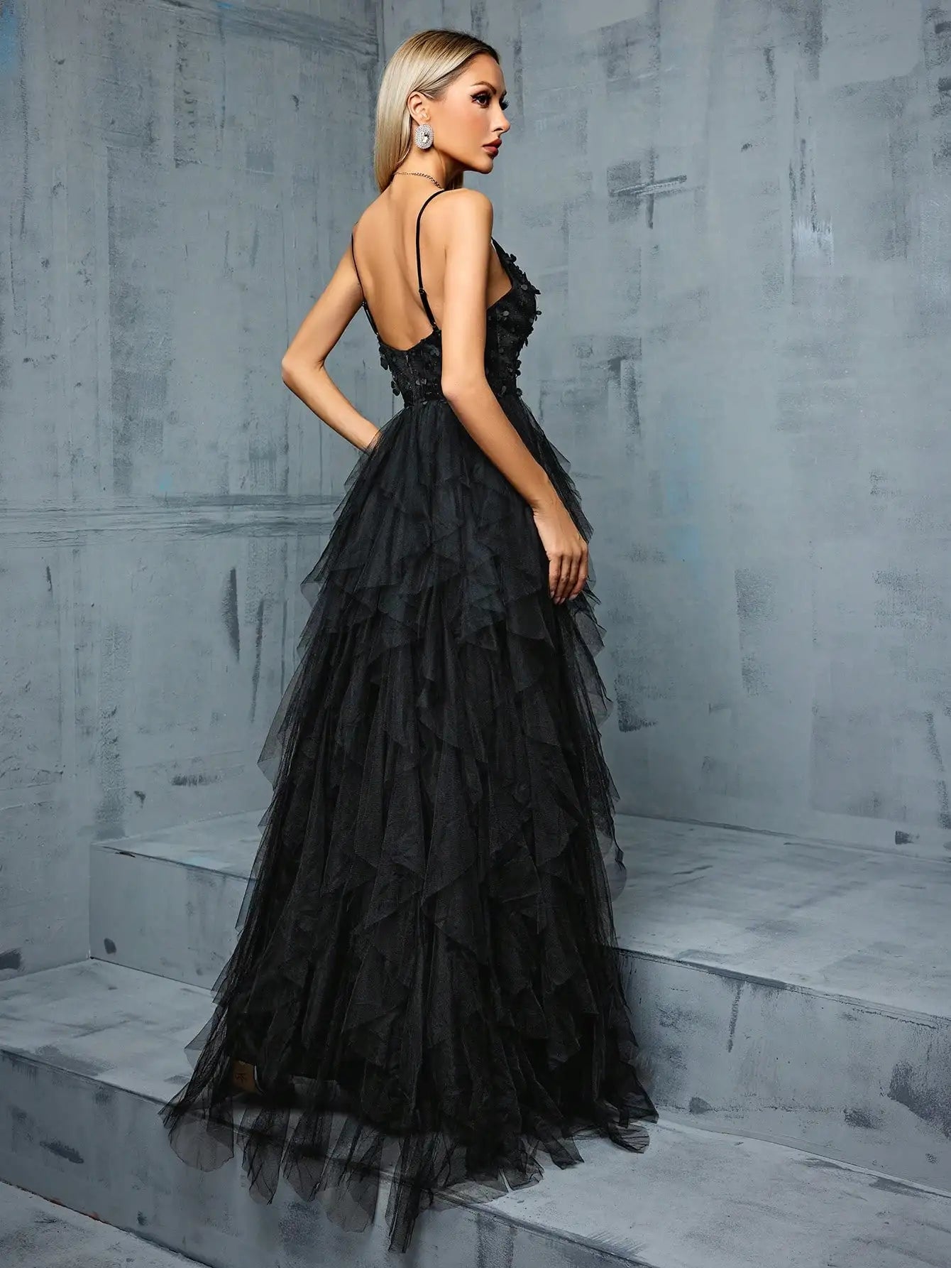 Vestido Longo com Decote em V e Bordado Tridimensional