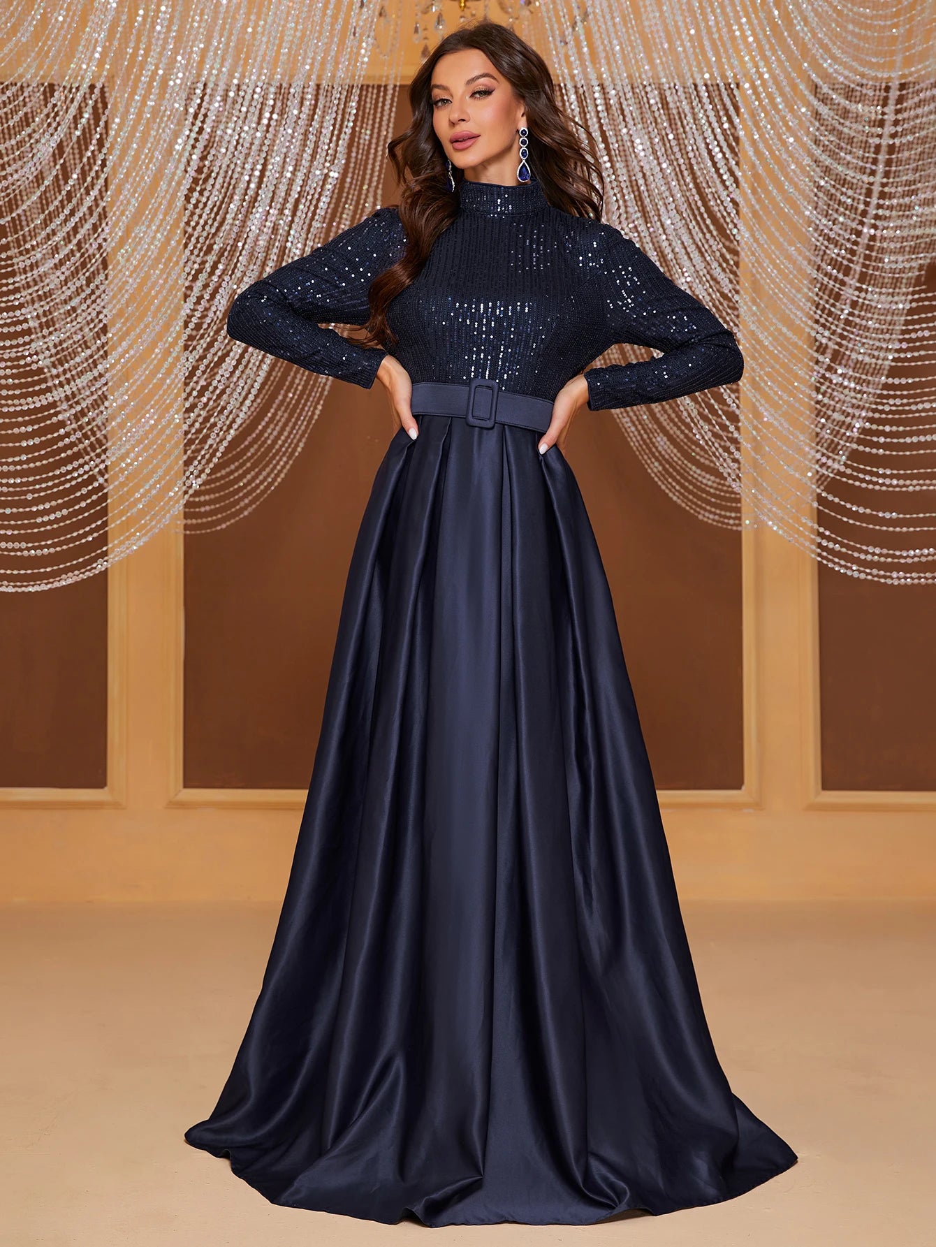 Vestido de Noite Plissado com Cinto e Lantejoulas