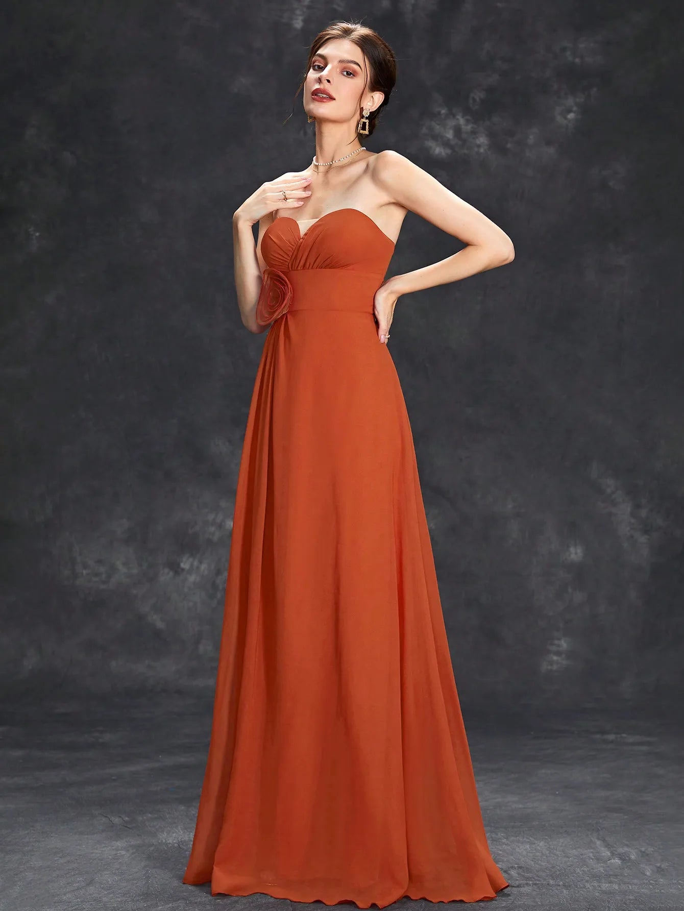 Vestido Plissado para Festas com Flor Tridimensional