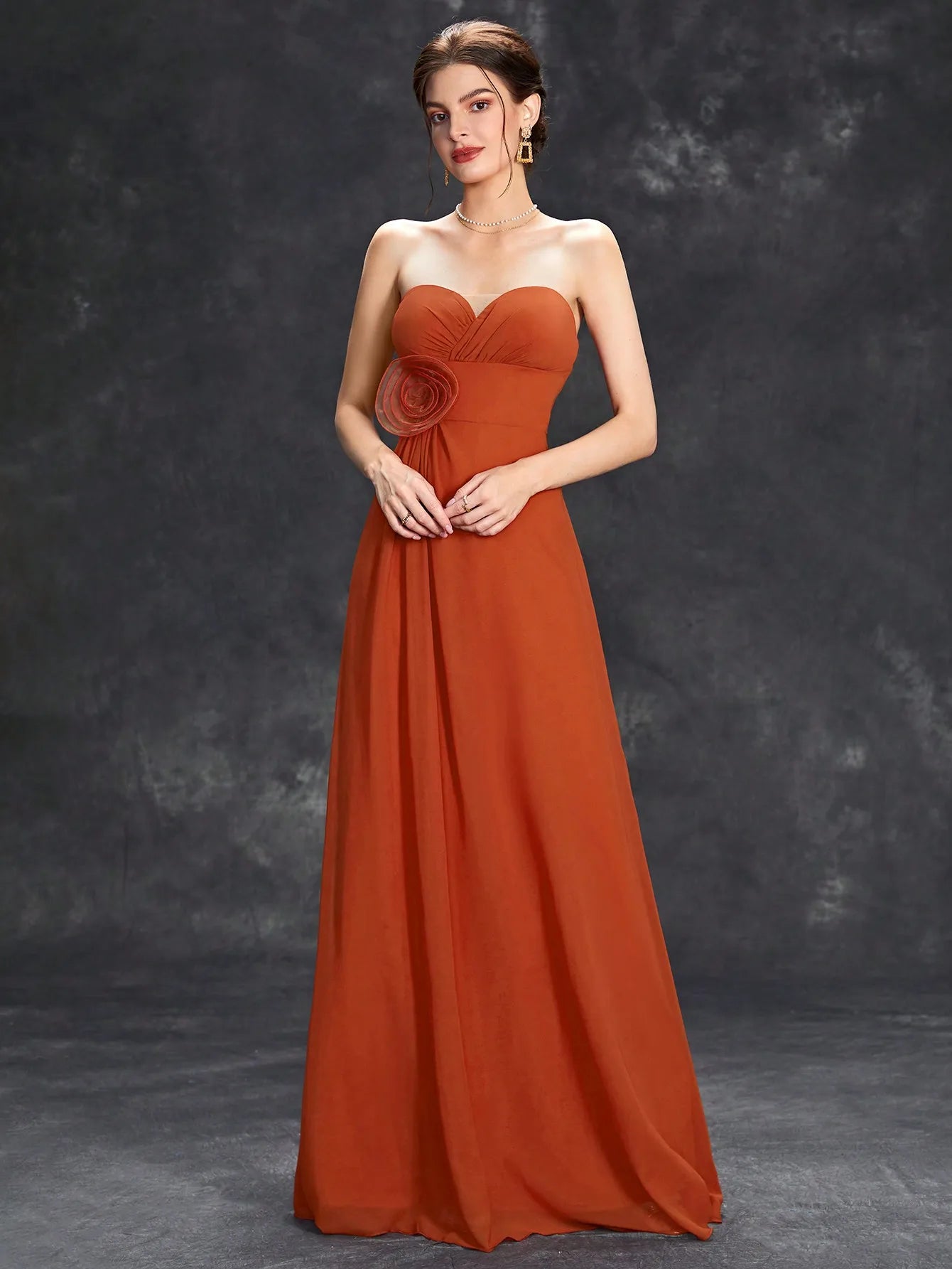 Vestido Plissado para Festas com Flor Tridimensional