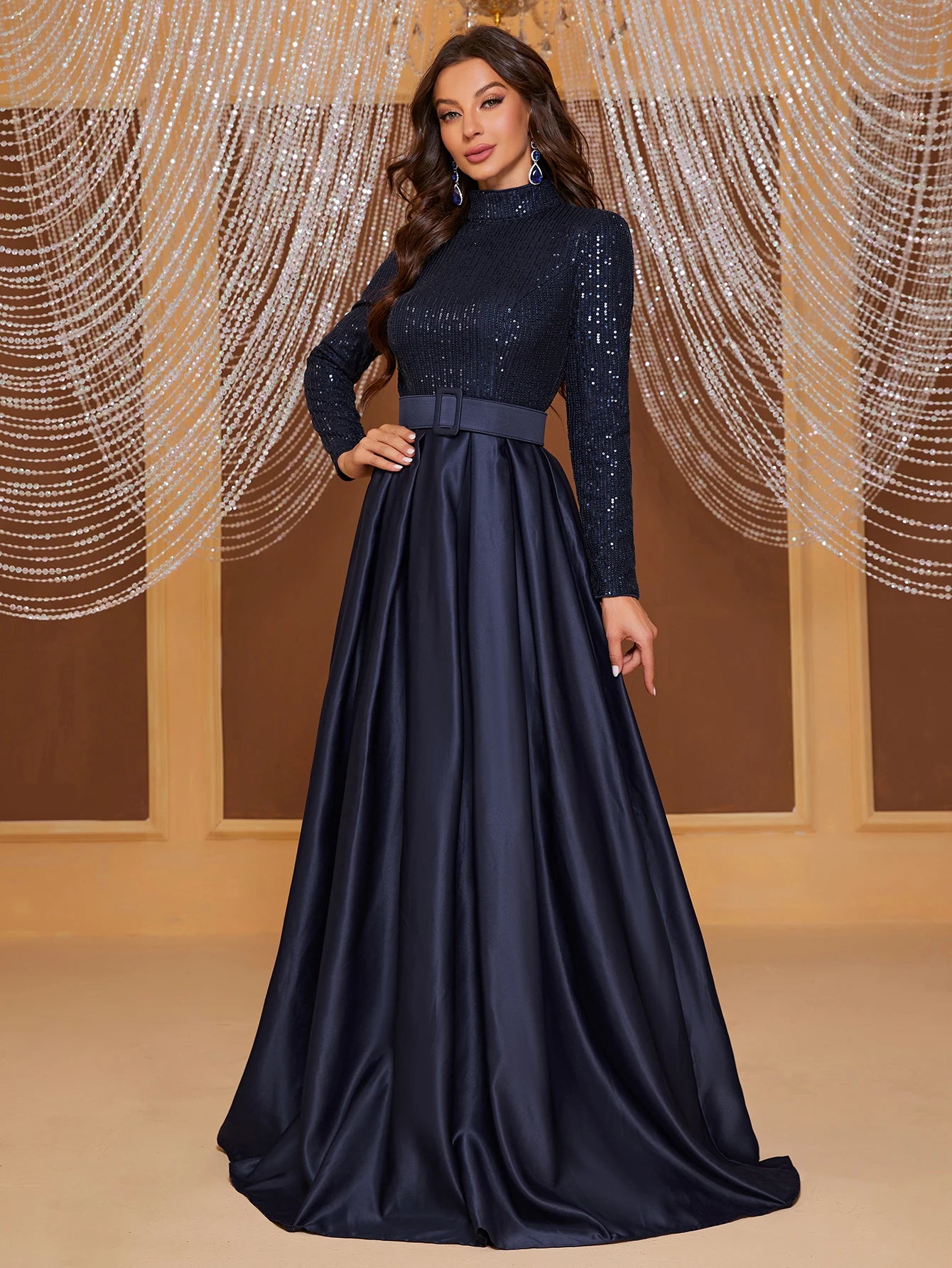 Vestido de Noite Plissado com Cinto e Lantejoulas
