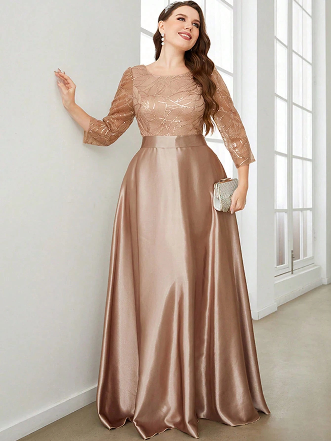 Vestido Longo de Cetim com Gola Redonda e Manga Longa