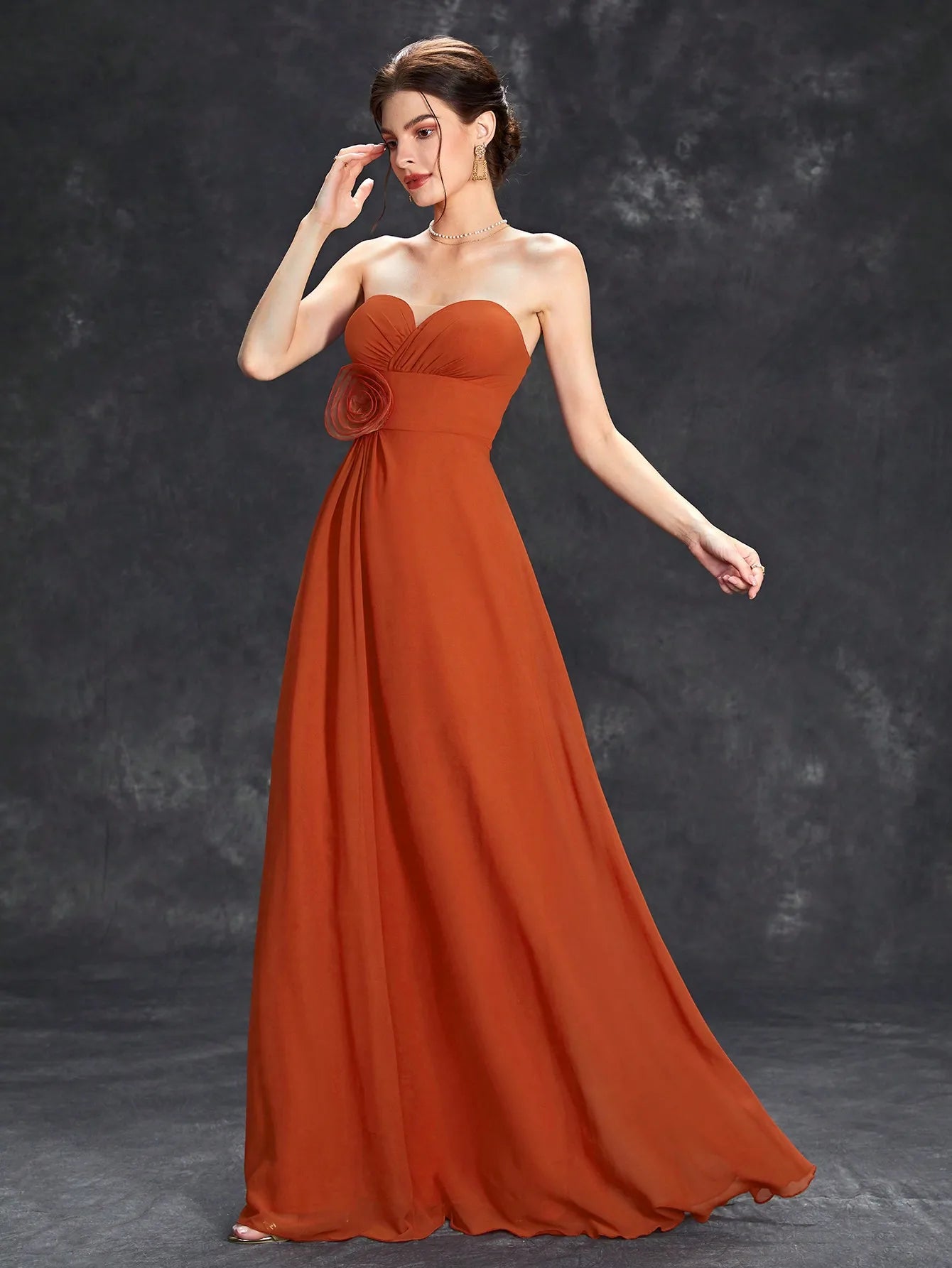 Vestido Plissado para Festas com Flor Tridimensional