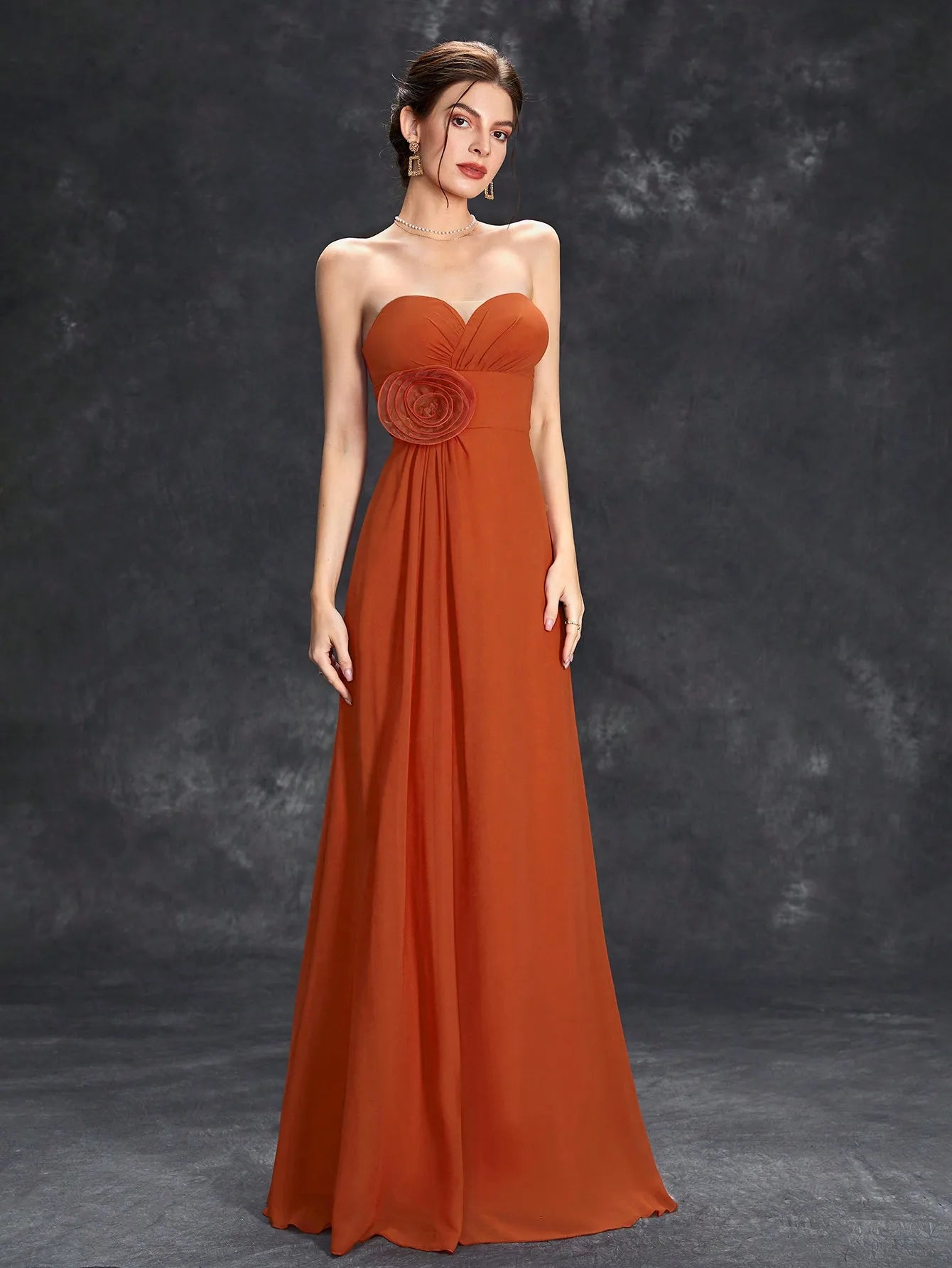 Vestido Plissado para Festas com Flor Tridimensional