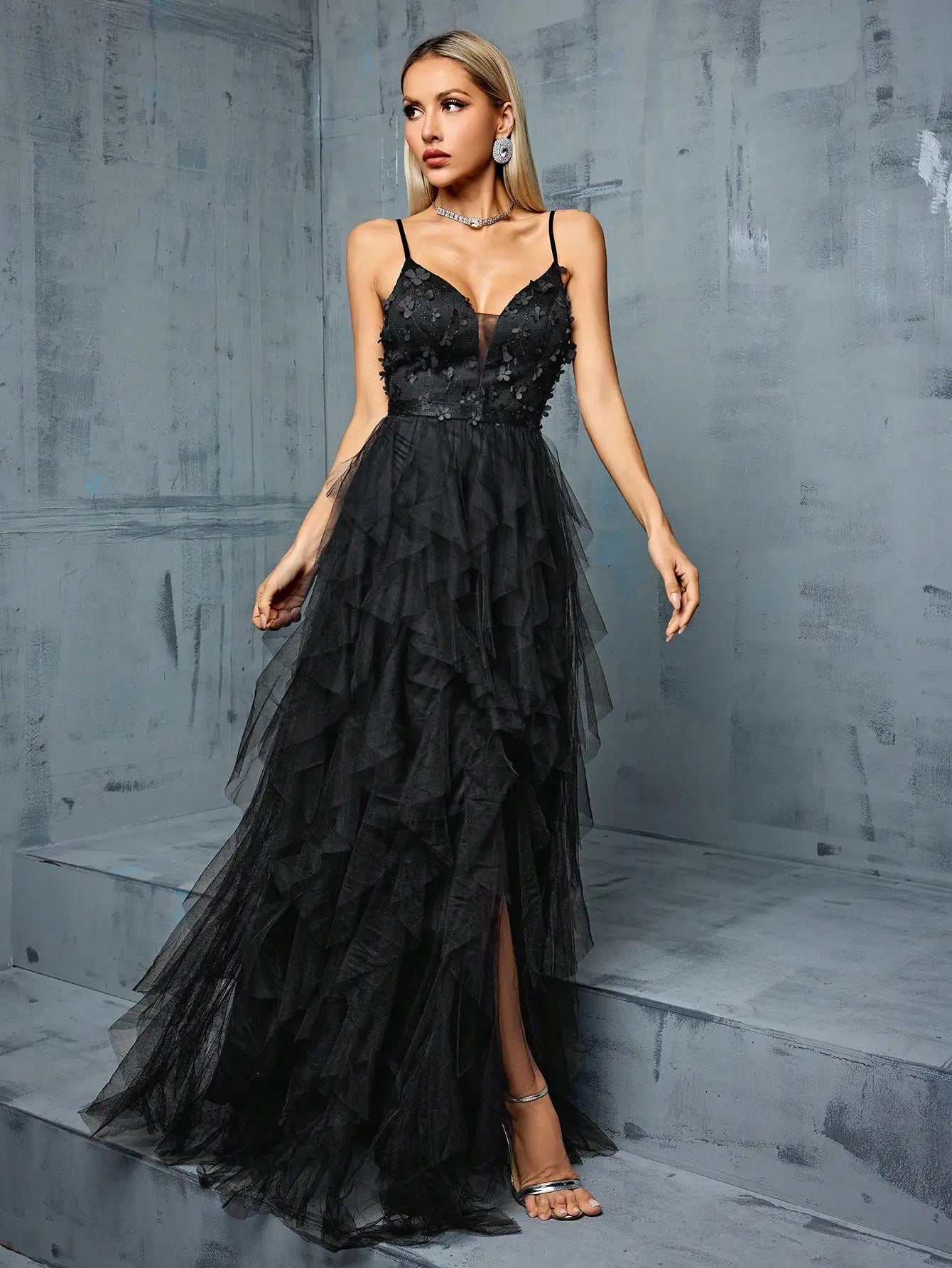 Vestido Longo com Decote em V e Bordado Tridimensional