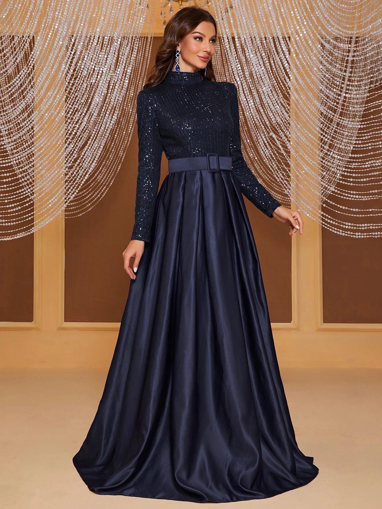 Vestido de Noite Plissado com Cinto e Lantejoulas