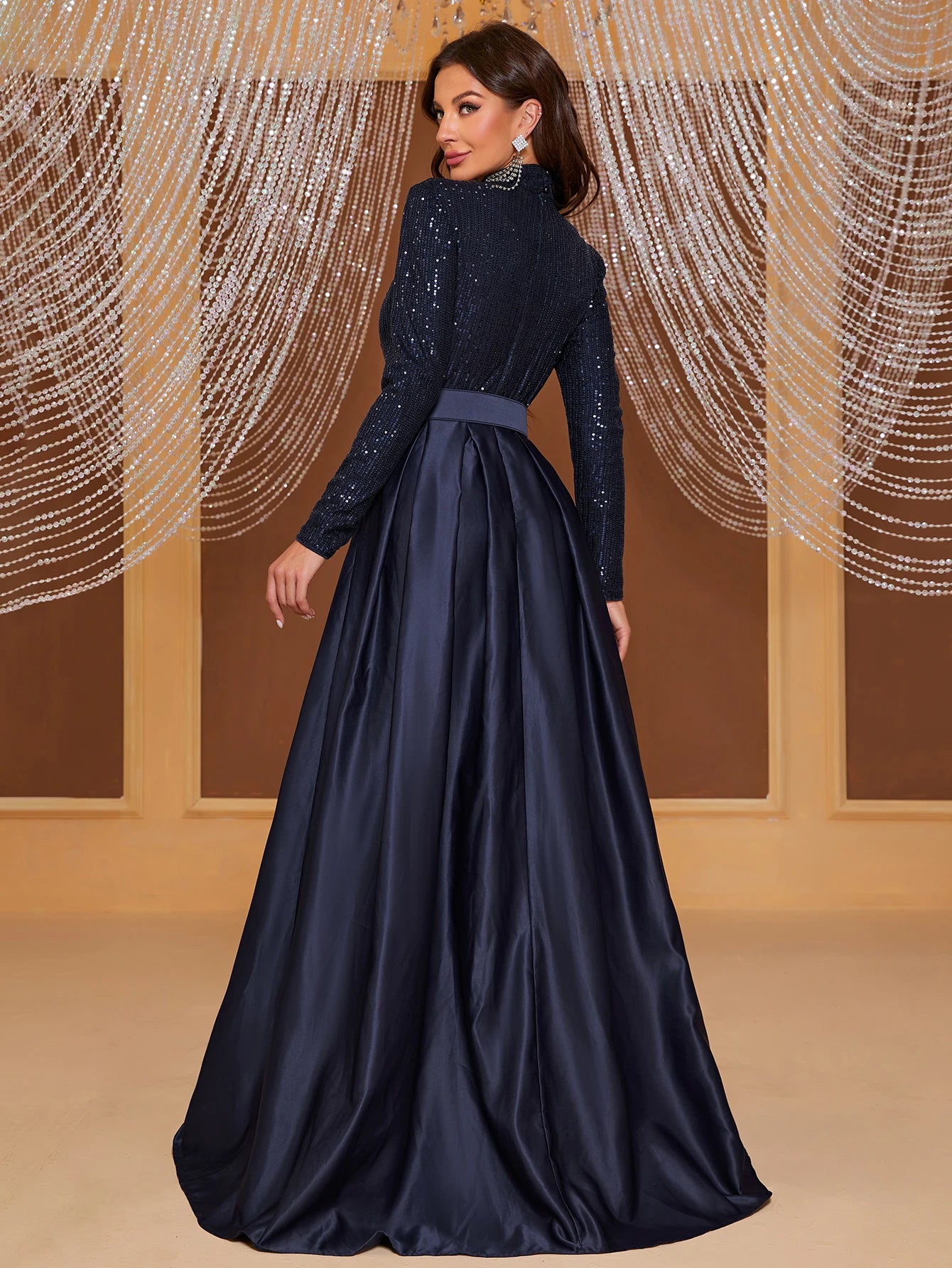 Vestido de Noite Plissado com Cinto e Lantejoulas
