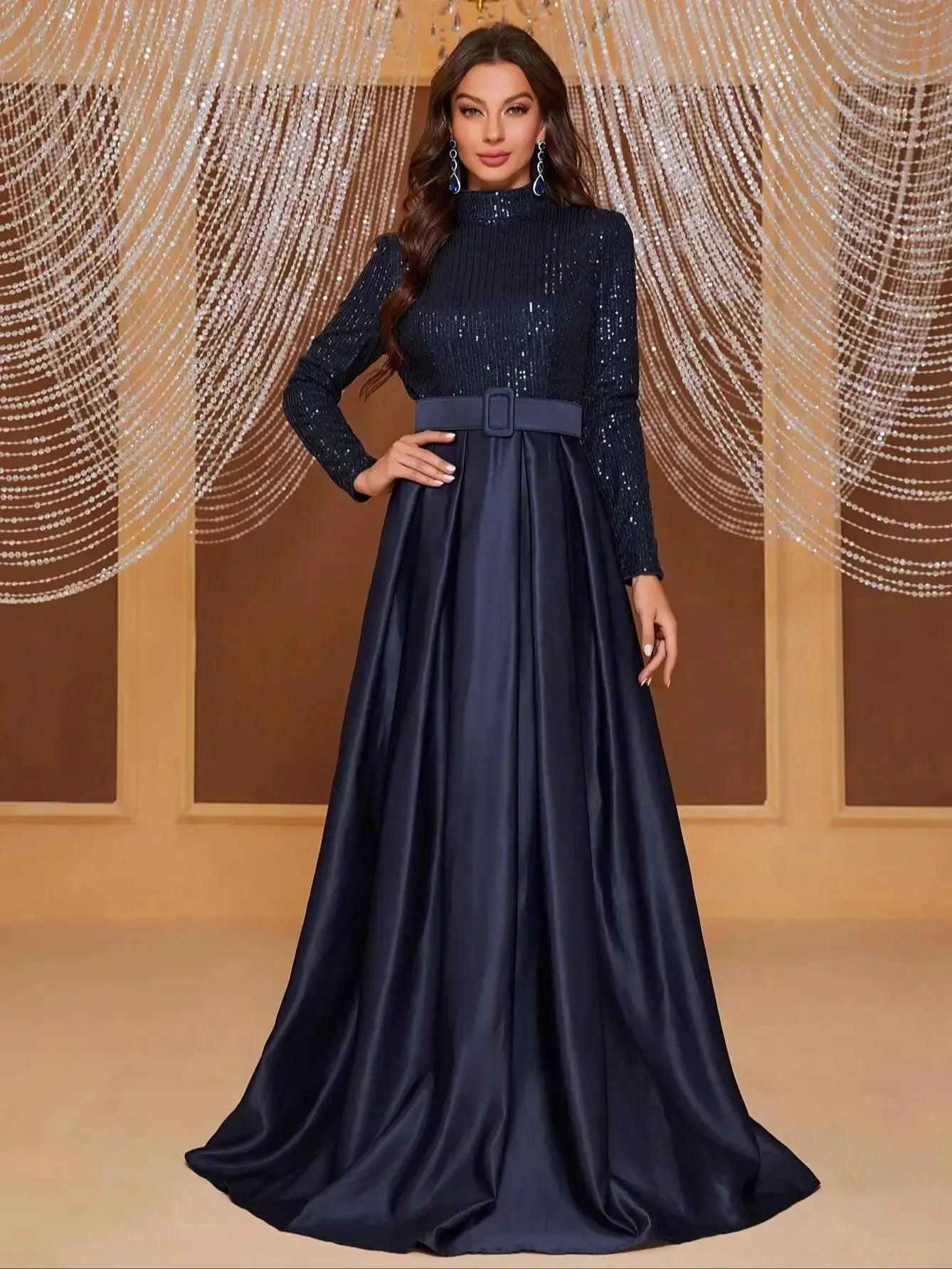 Vestido de Noite Plissado com Cinto e Lantejoulas